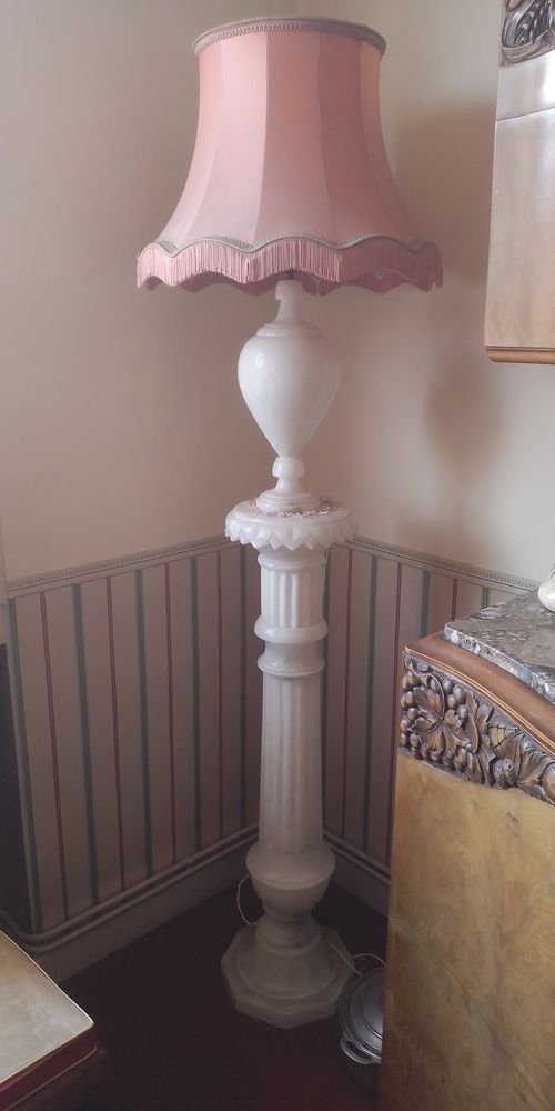 Luminaire en vrai marbre naturel sculpt� main sur colonne 95 Saint-Chamond (42)