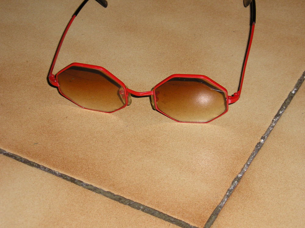 Lunettes de soleil hexagonales
10 Sept�mes-les-Vallons (13)