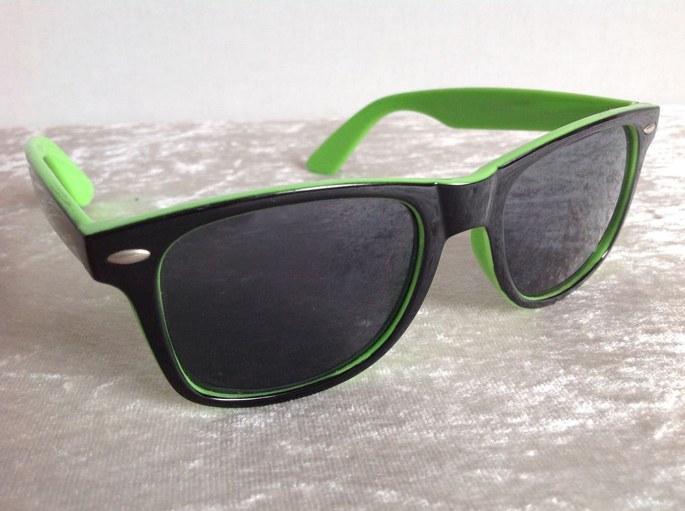 LUNETTES DE SOLEIL NOIR ET VERTE Envoi Possible
4 Tr�gunc (29)