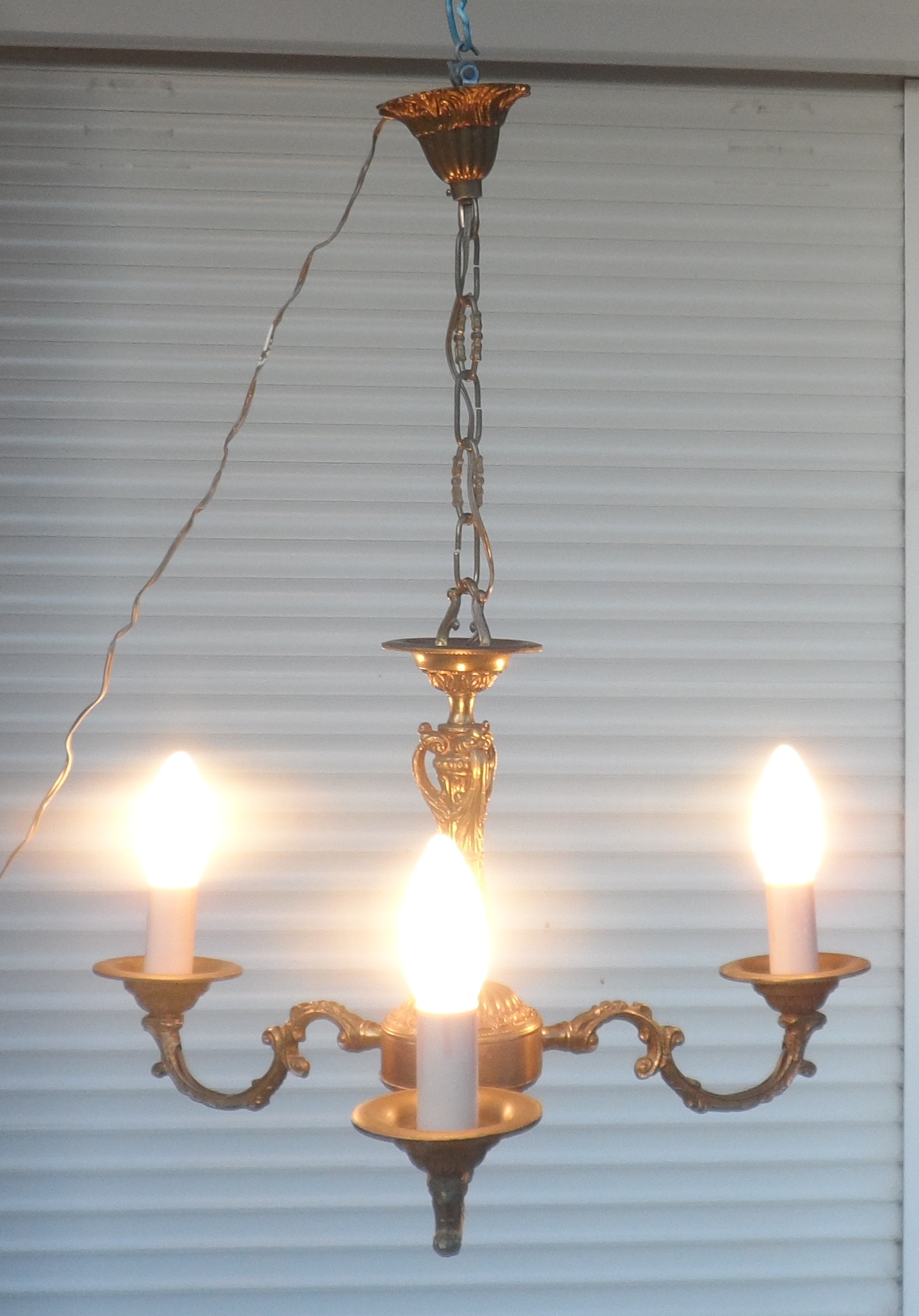 Lustre ancien 3 branches en bronze 1�re partie du XX�me si�c 100 Castries (34)