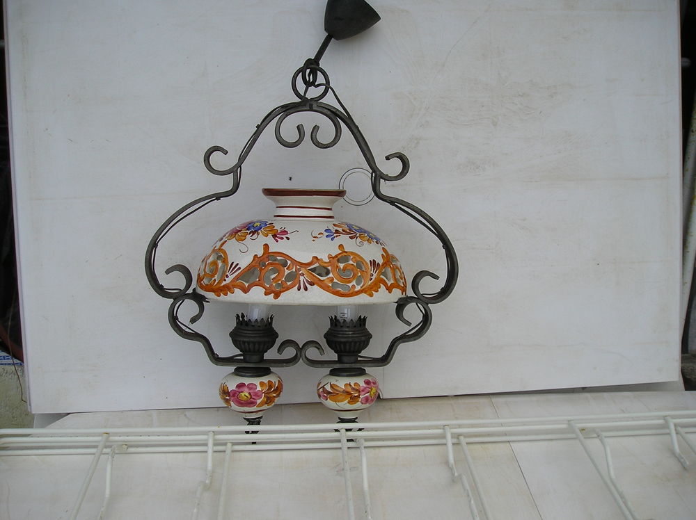 Lustre ancien en fer forg� et c�ramique / fa�ence ? 2 lampes 80 Sept�mes-les-Vallons (13)