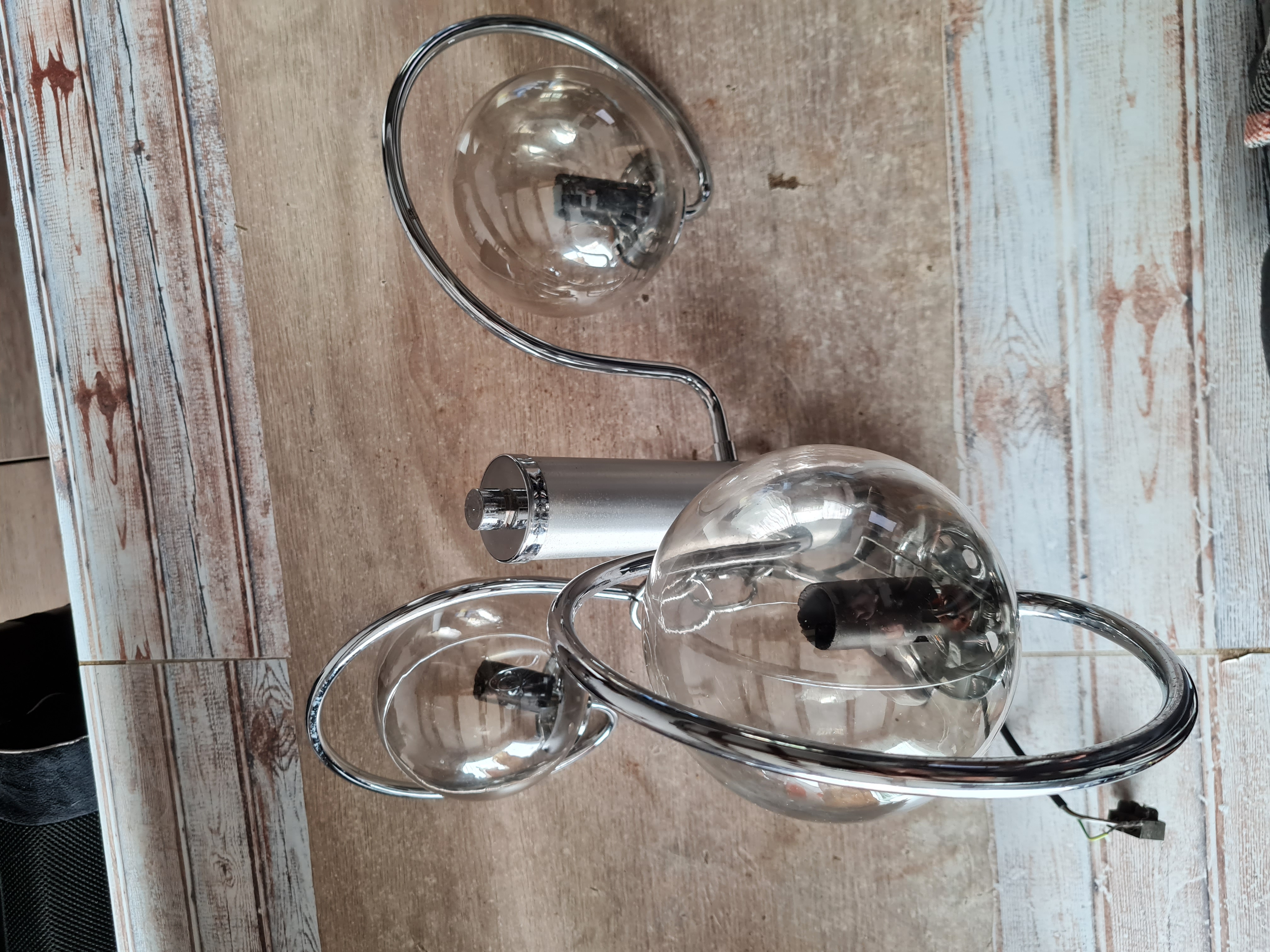 Lustre armature metal , 3 boules globes fum�es 90 Aytr� (17)