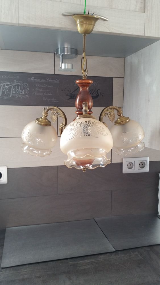 Lustre en bois, laiton et globes s�rigraphi�s � 3 branches. 15 Sablonceaux (17)