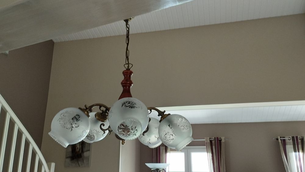 Lustre bois et laiton avec 5 boules de verre 55 Saint-Brice (16)