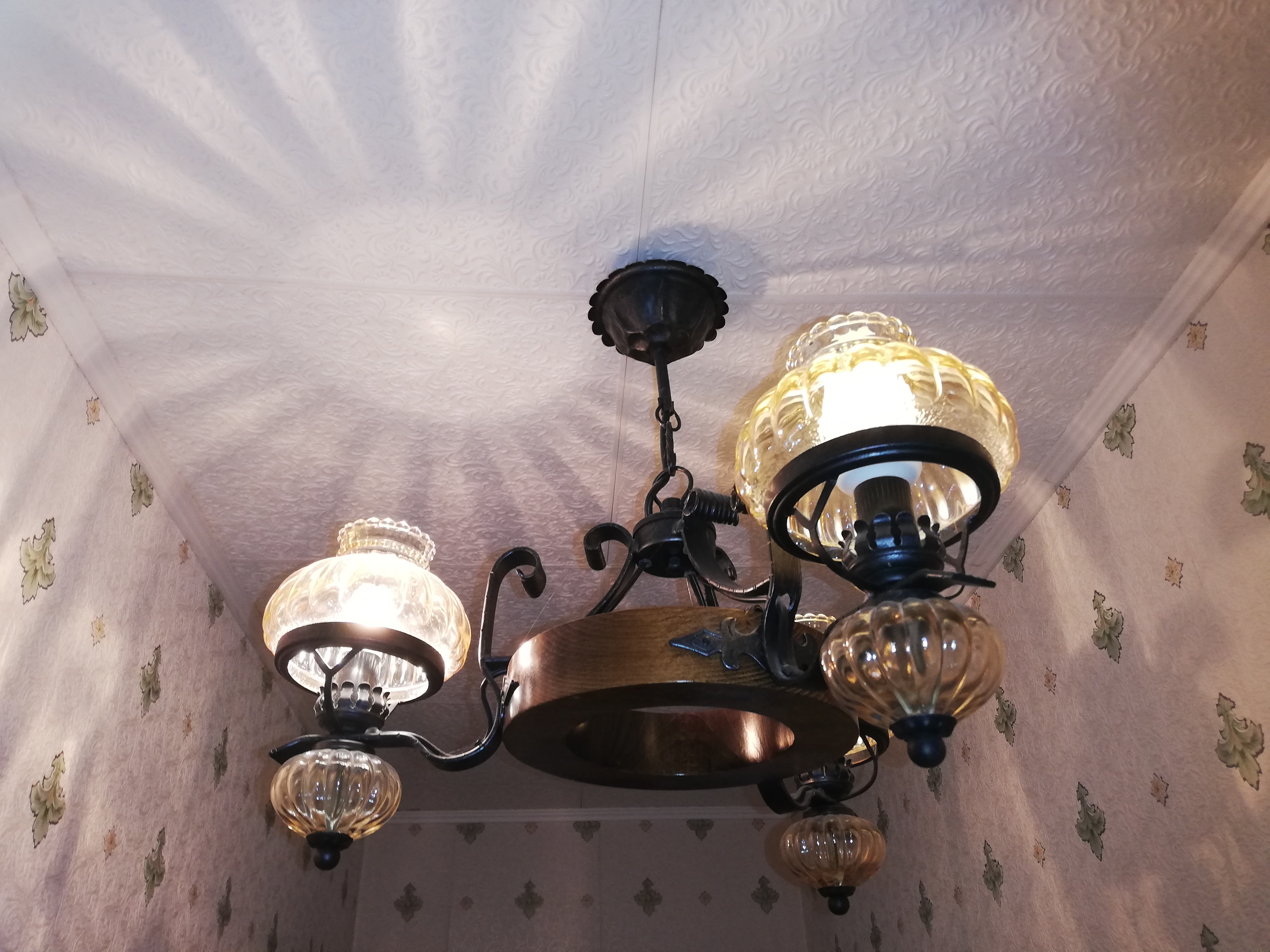 Lustre bois massif/fer forg� verres ambr�s. 25 Ch�teauneuf-les-Martigues (13)