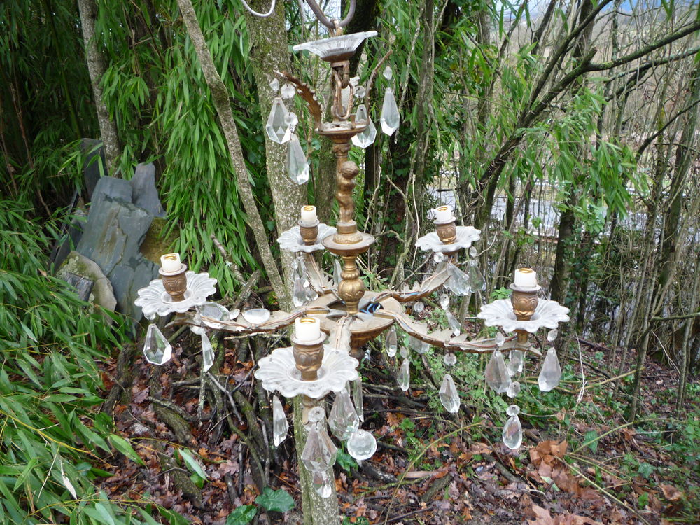 Lustre bronze angelot/pampilles cristal (G)
85 Castres (81)