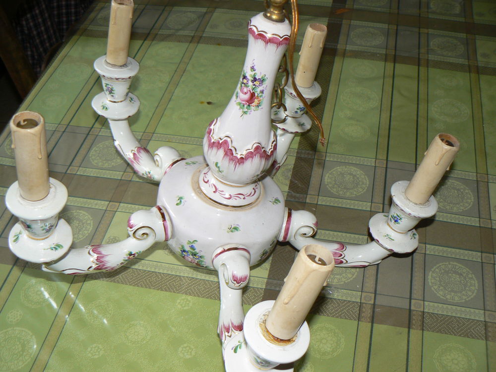 Lustre en c�ramique d�cor�. 30 Labastide-du-Vert (46)