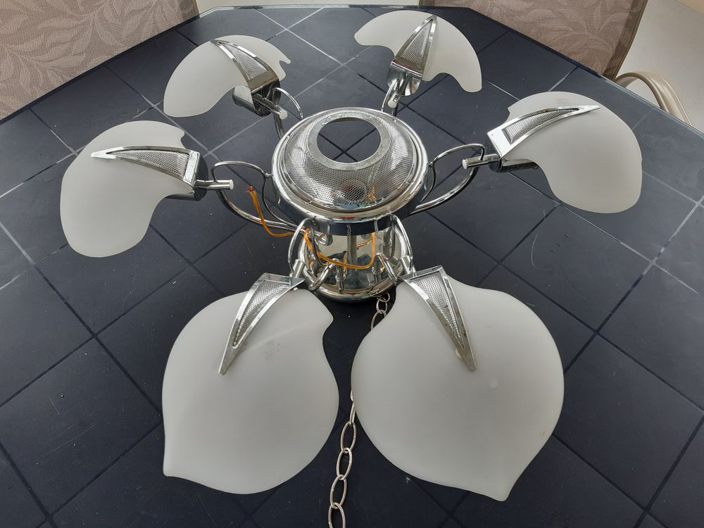 Lustre av 6 Coquilles Blanches & M�tal. 25 Le Vernois (39)