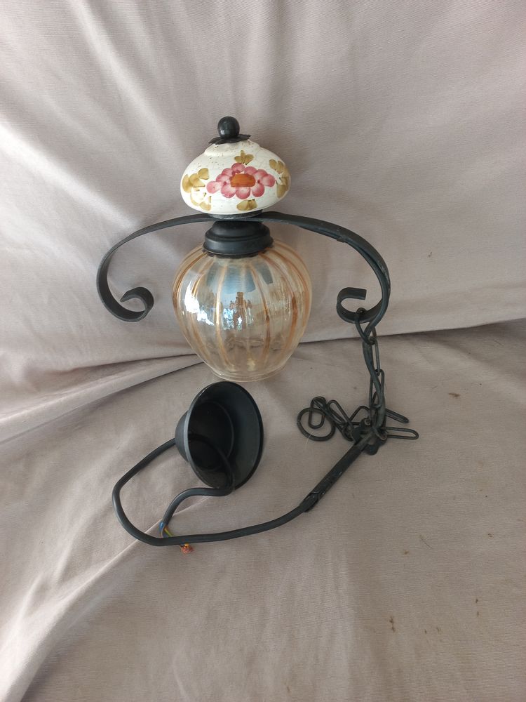 lustre en bon �tat. Fa�ence + verre +fer forg�.
8 La Cr�che (79)