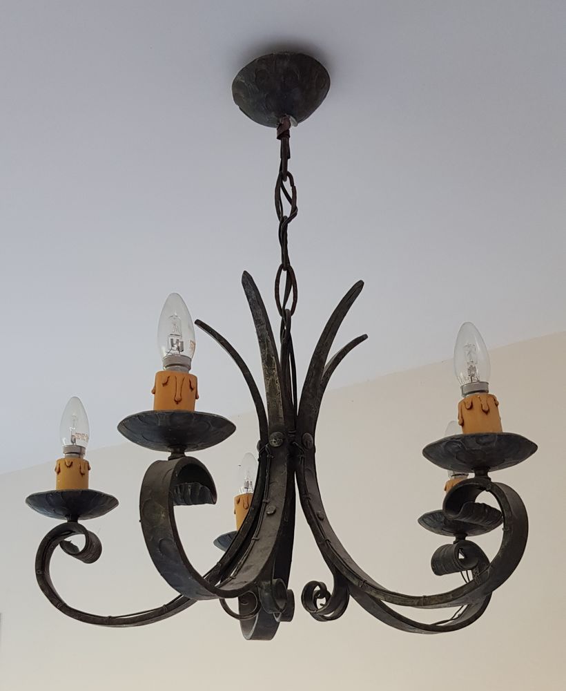 LUSTRE DE FERRONNIER D'ART
RETOUR EN FORCE DU FER FORGE
150 Bouc-Bel-Air (13)