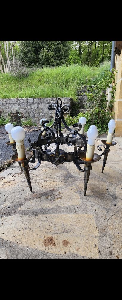 Lustre en fer forg� 
480 Le Lardin-Saint-Lazare (24)