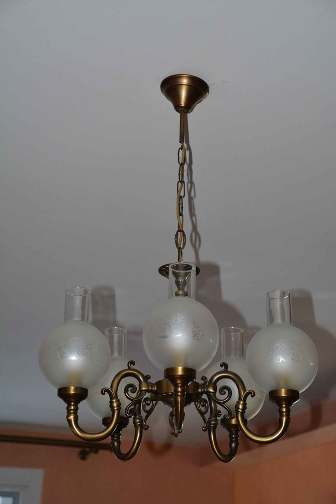 Lustre 5 lampes en bronze doré, globes décorés. 25 Hérimoncourt (25)