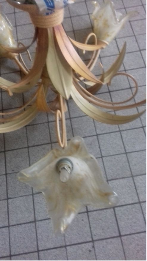 Lustre en verre tremp�, 5 branches : fleurs. 
Bon �tat. 90 � 90 Ville-la-Grand (74)