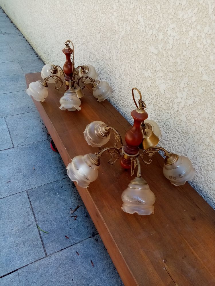 2 LUSTRES EN BOIS ET GLOBES DE VERRE � 5 BRANCHES
40 Arbus (64)