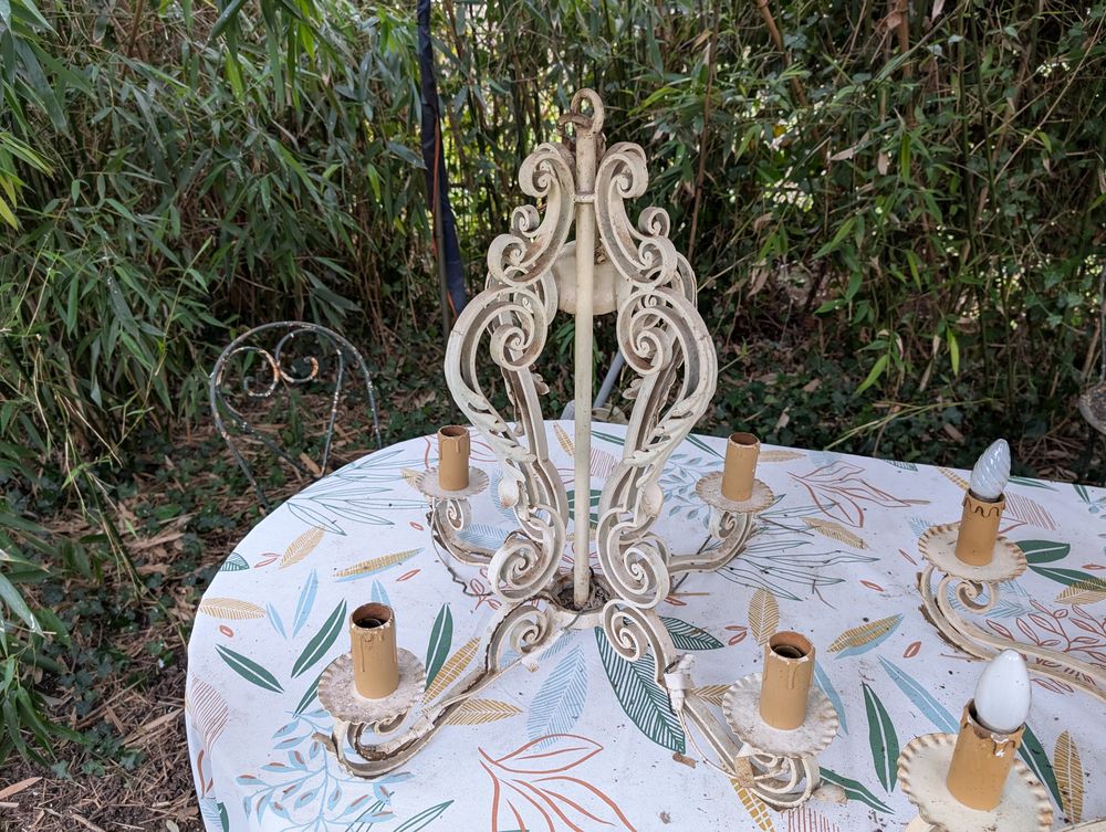 Lustres 4 et 6 branches en fer forg�es . 40 Vendat (03)