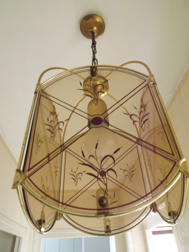 2 lustres dor�s laiton et verre fum� identiques 35 Linas (91)
