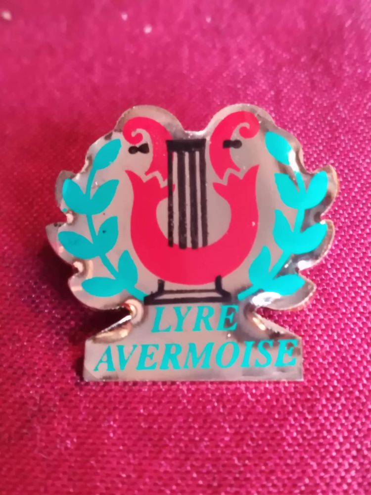 Pin's lyre avermoise 2 Moulins (03)