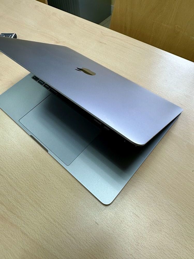 MacBook Pro 2019 13pouces 950 Vanves (92)