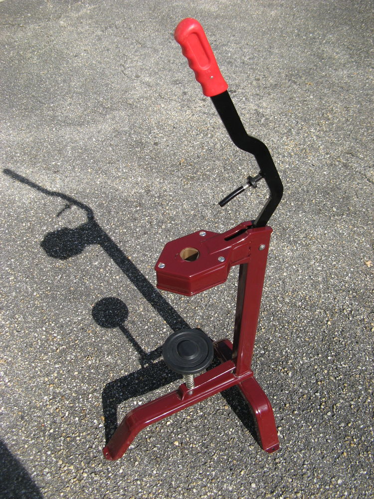 MACHINE A BOUCHONNER 25 Montmorot (39)