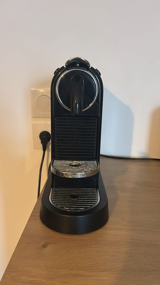 Machine �  caf� Nespresso 75 La Farl�de (83)