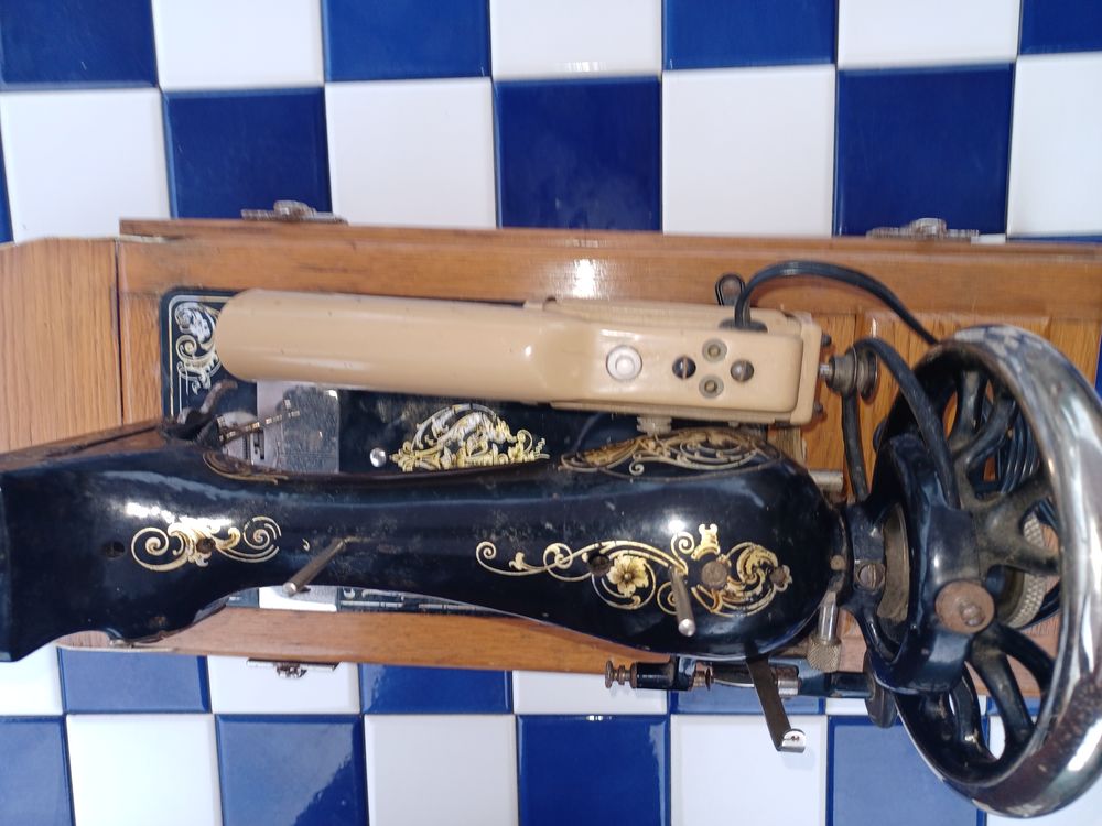 Machine a coudre ancienne des ann�es 70
0 Le Pontet (84)