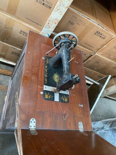 Machine � coudre ancienne Mundlos avec armoire 80 De�l�mont (59)