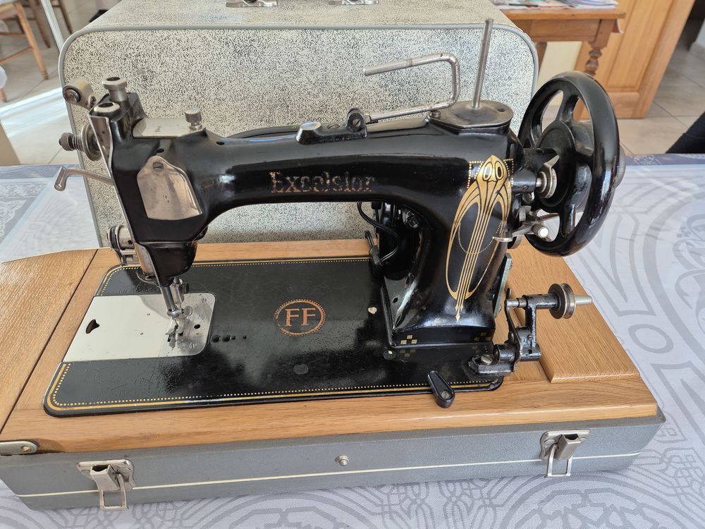 Machine � coudre EXCELSIOR 40 Nogentel (02)