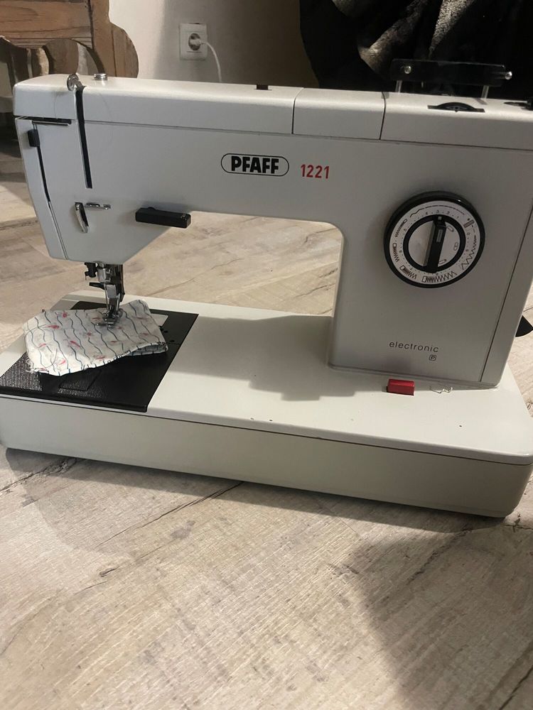 Machine � coudre haut de gamme PFAFF 250 Cong�nies (30)