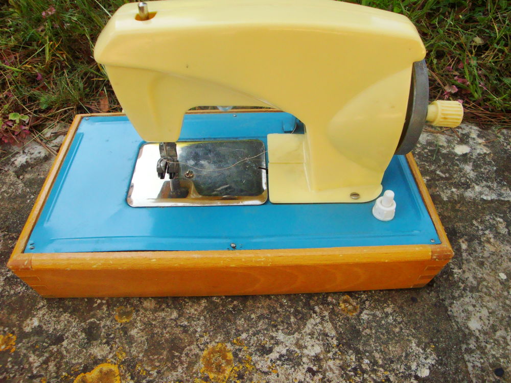 Machine � coudre jouet ann�e 197o 15 Nimes (30)