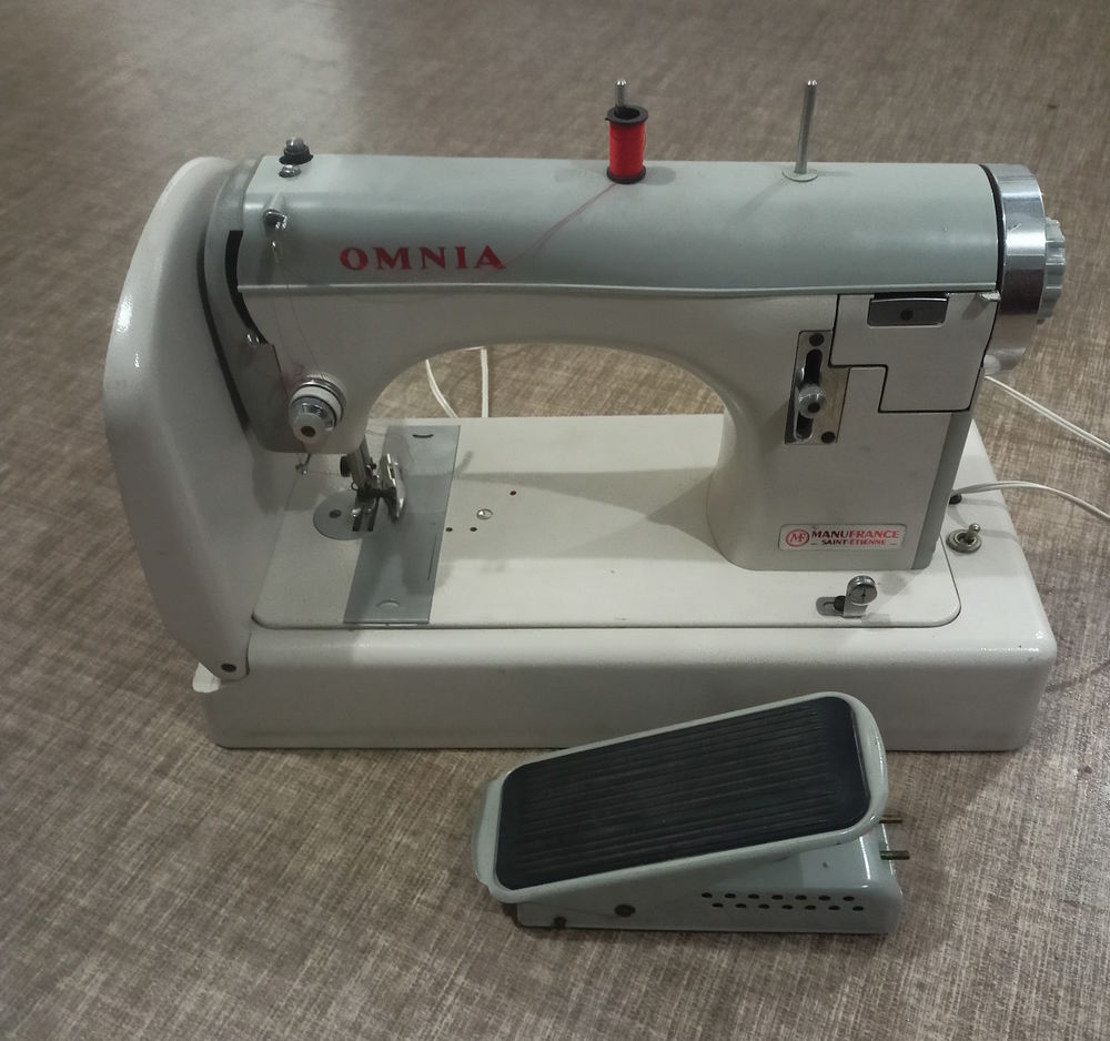Machine � coudre marque OMNIA 40 Paris 12 (75)