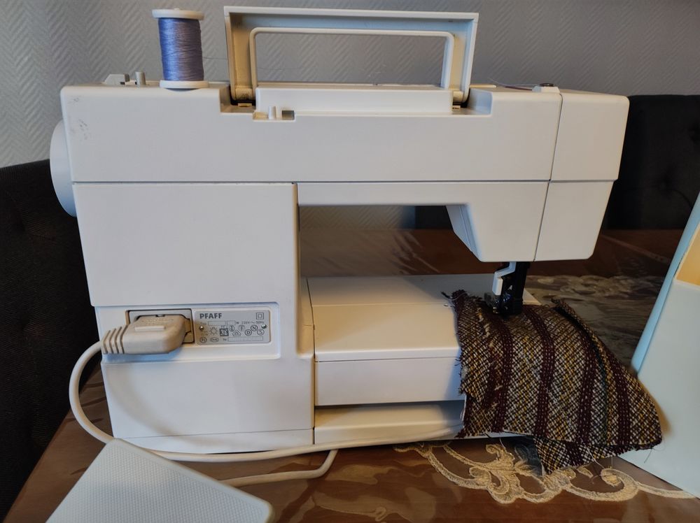 Machine � coudre PFAFF 240 Vincennes (94)