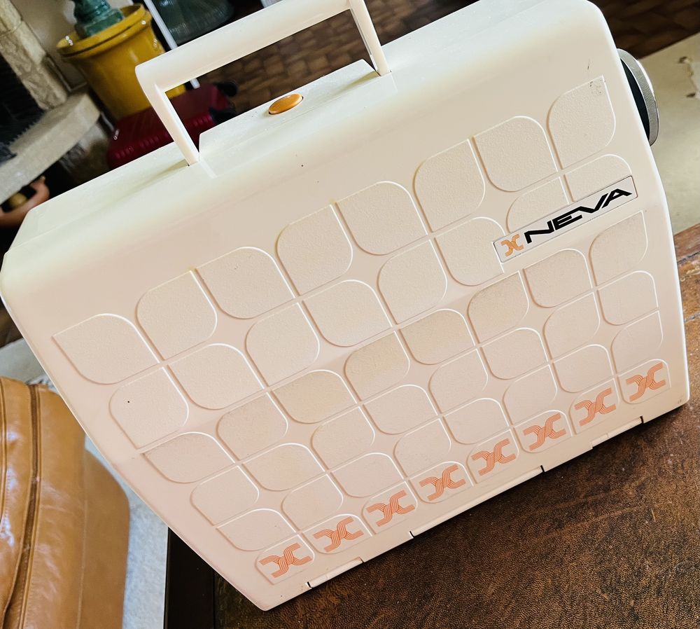 MACHINE A COUDRE Portable et R�vis�e NEVA 250 Meyrieu-les-�tangs (38)