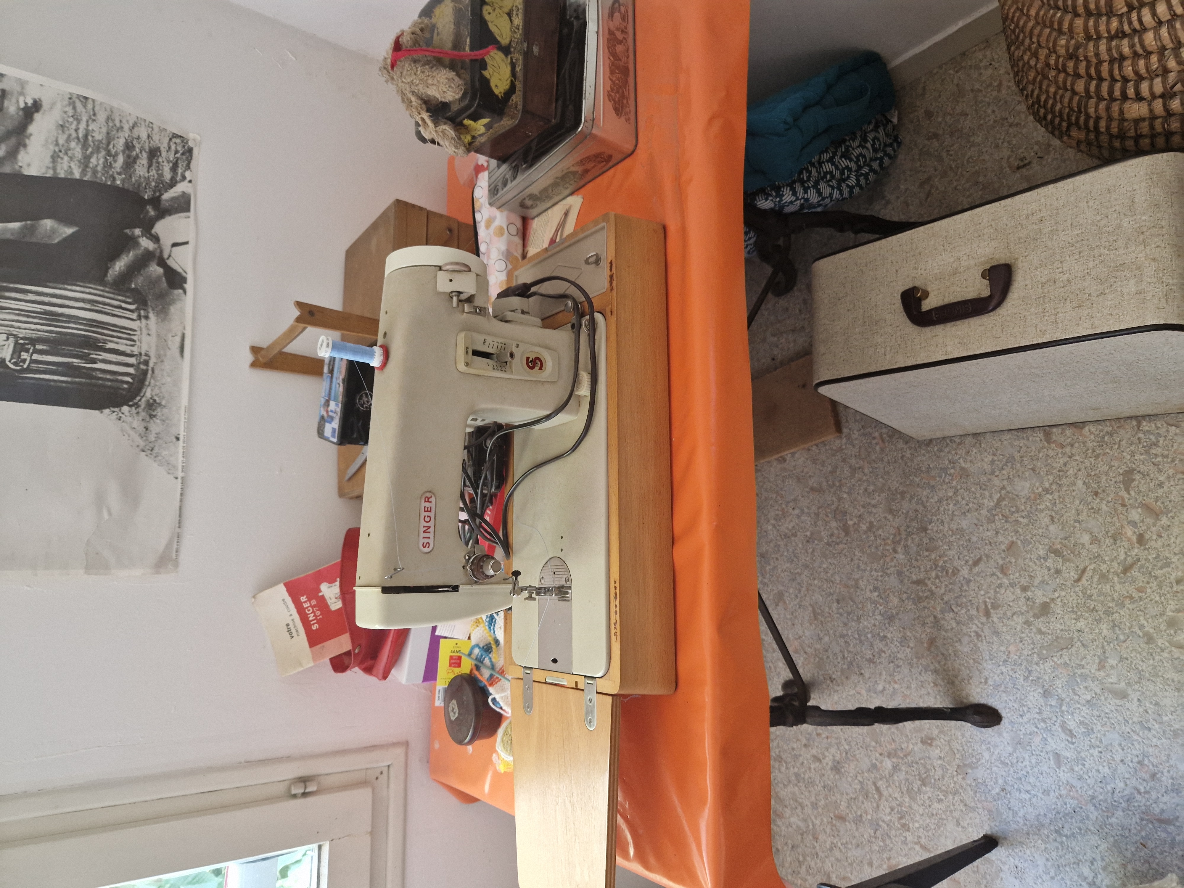 Machine � coudre portative. 60 Saint-Martin-d'Estr�aux (42)