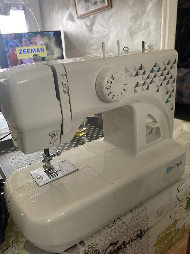 Machine � coudre presque pas servi tr�s beau produits 70 Armenti�res (59)