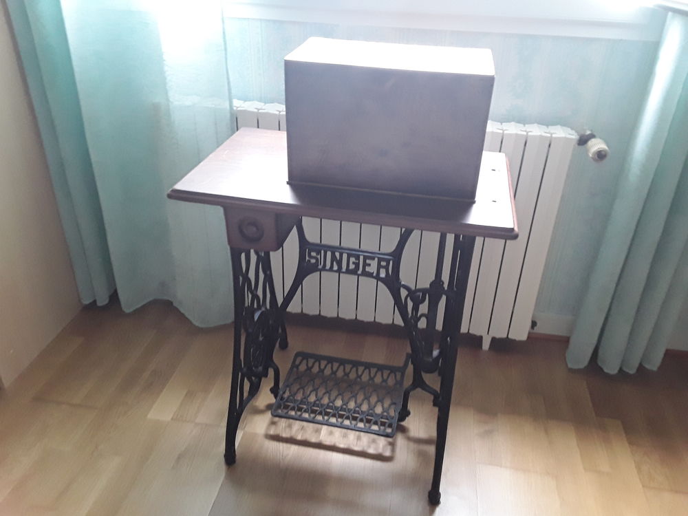 Machine � coudre singer � pedale 90 Cr�on (33)