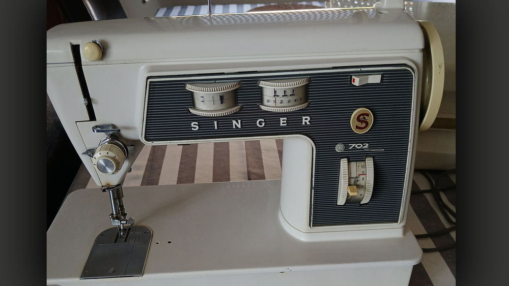 Machine � coudre SINGER Mod�le 702 55 Canet Plage (66)