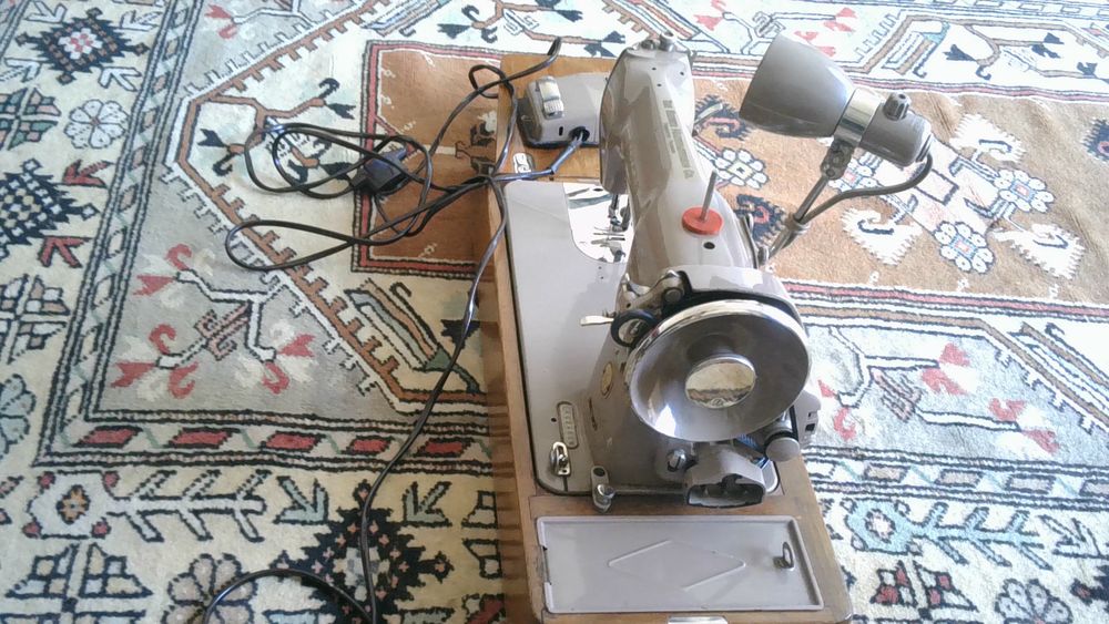 Machine a coudre singer.
100 La Rochelle (17)