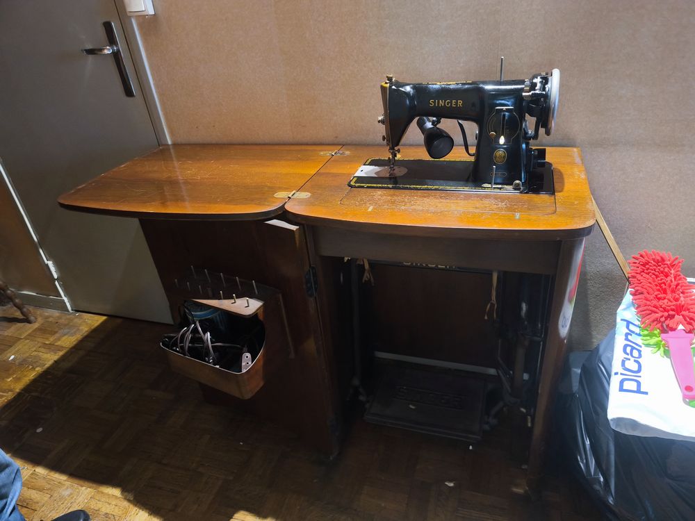 MACHINE A COUDRE SINGER 1951 dans meuble en bois 0 Varennes-sur-Seine (77)