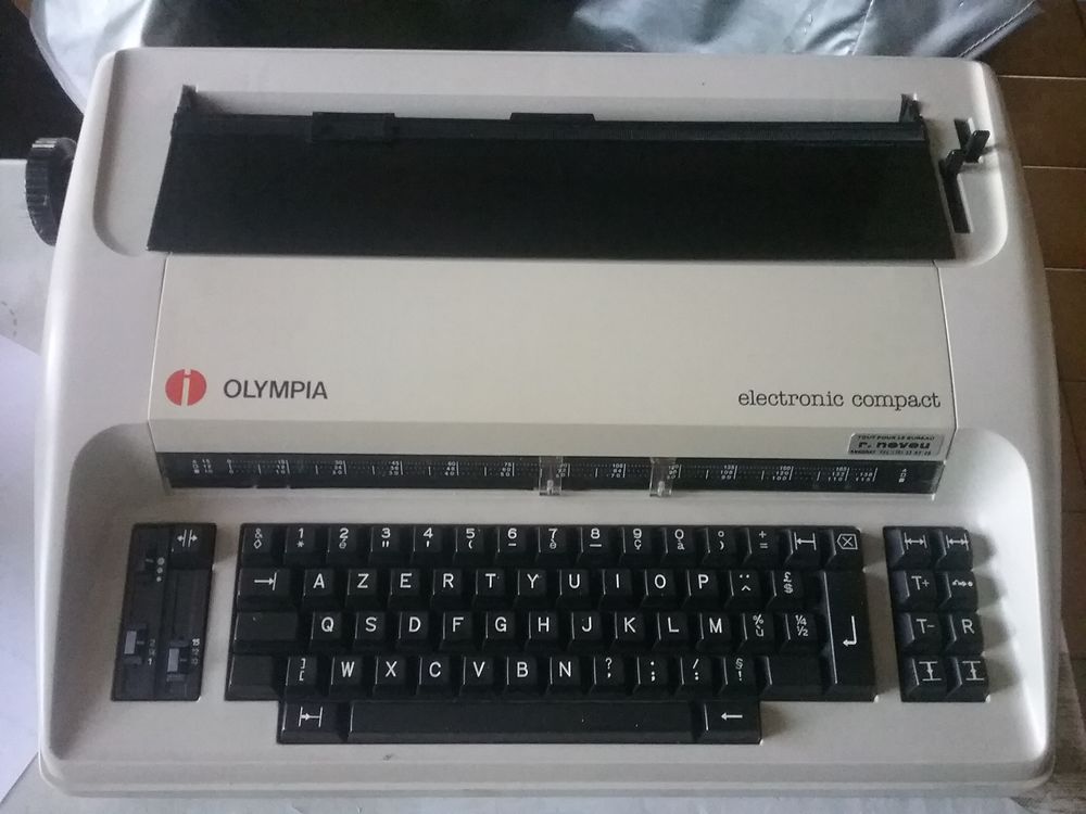 Machine � ?crire Olympia electronic compact 0 Charnas (07)