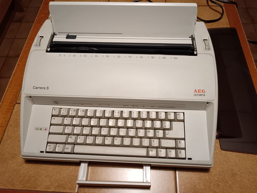 Machine � �crire �lectrique. 10 Maisnil-l�s-Ruitz (62)