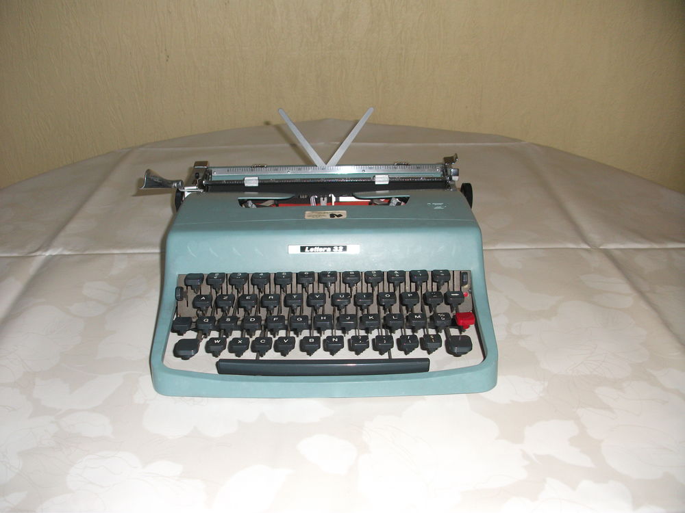 Machine à écrire   OLIVETTI LETTERA 32   200 Hennebont (56)