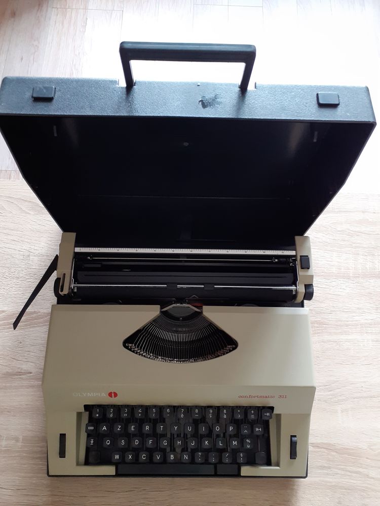 Machine � �crire OLYMPIA (1970) .
20 Le Vernois (39)