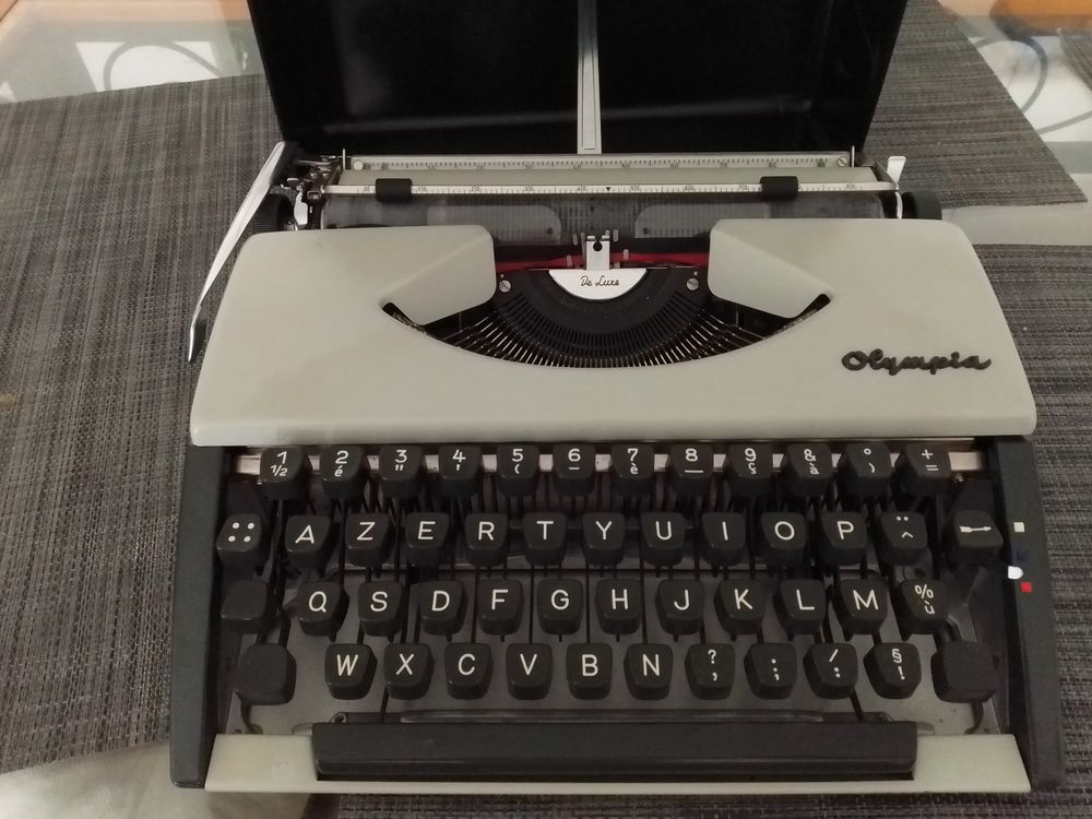 machine à écrire olympia occasion a saisir en ecxelent état  130 Anglet (64)