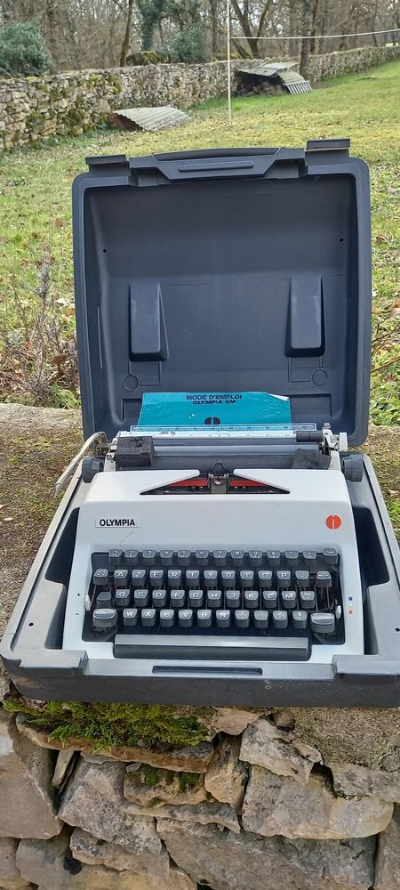 Machine � �crire OLYMPIA SM 200 Lissac-et-Mouret (46)