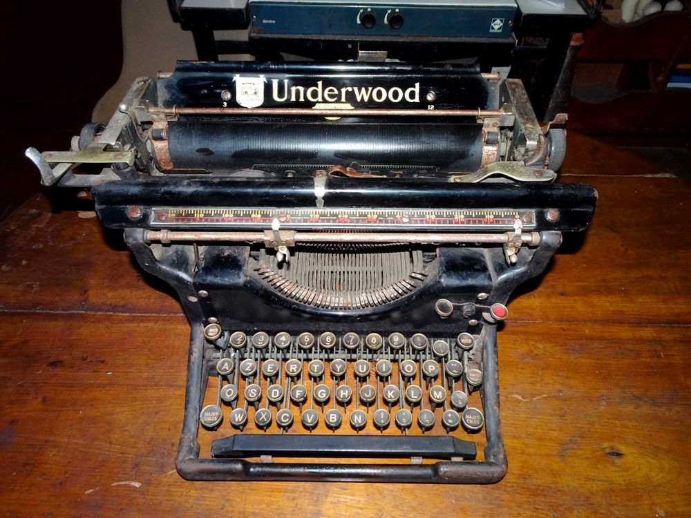 Machine � �crire UNDERWOOD (ancienne) 290 Monflanquin (47)