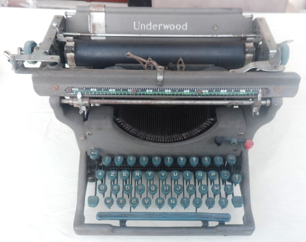 Machine � �crire UNDERWOOD N�de s�rie 3650376 - I2 AN 30/40
125 Castries (34)