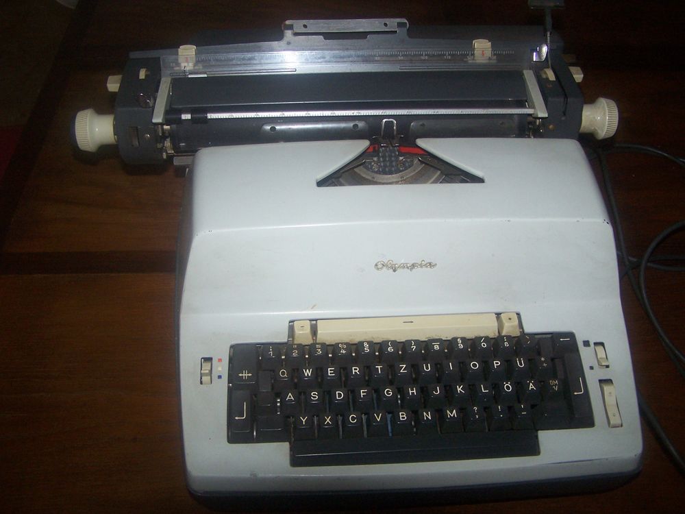 Machine � �crire vintage Olympia Werke AG Wilhelmshaven 300 Saint-Paul-l�s-Dax (40)