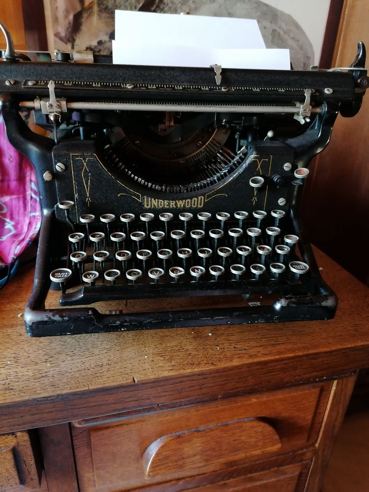 Machine � �crire. 110 Escalans (40)