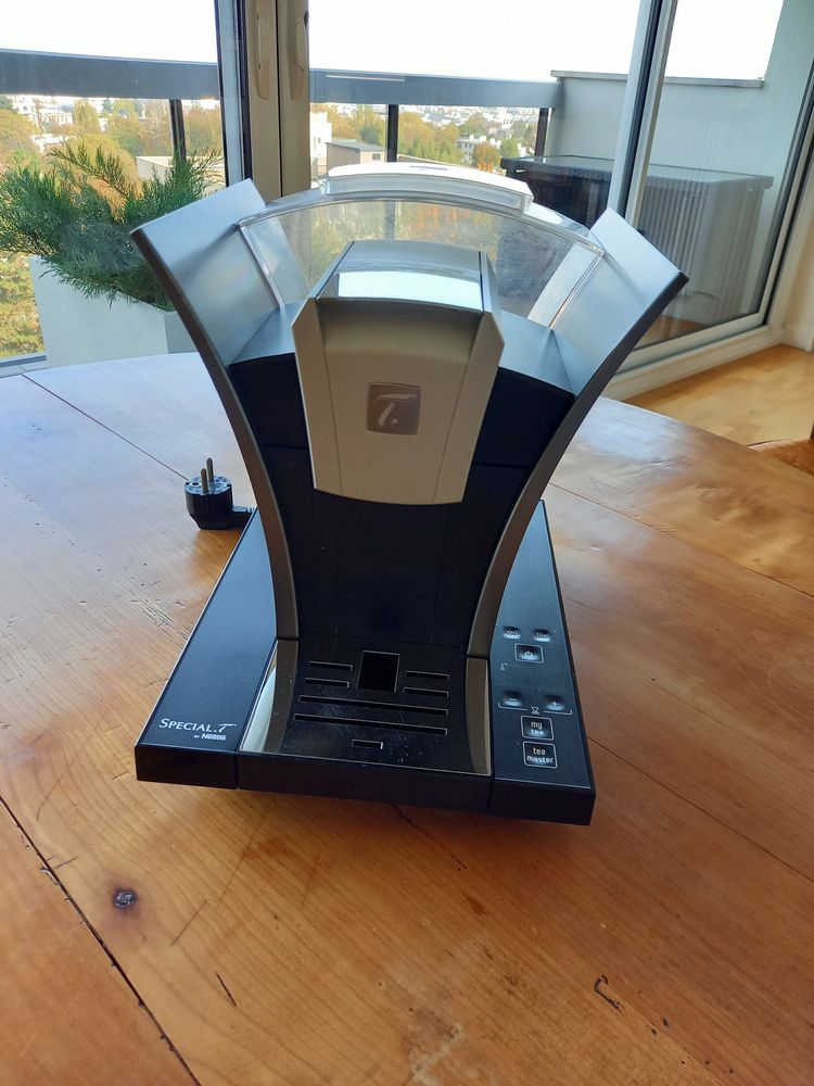 Machine Sp�cial T de Nestl� + 2 tasses assorties 30 Meudon (92)