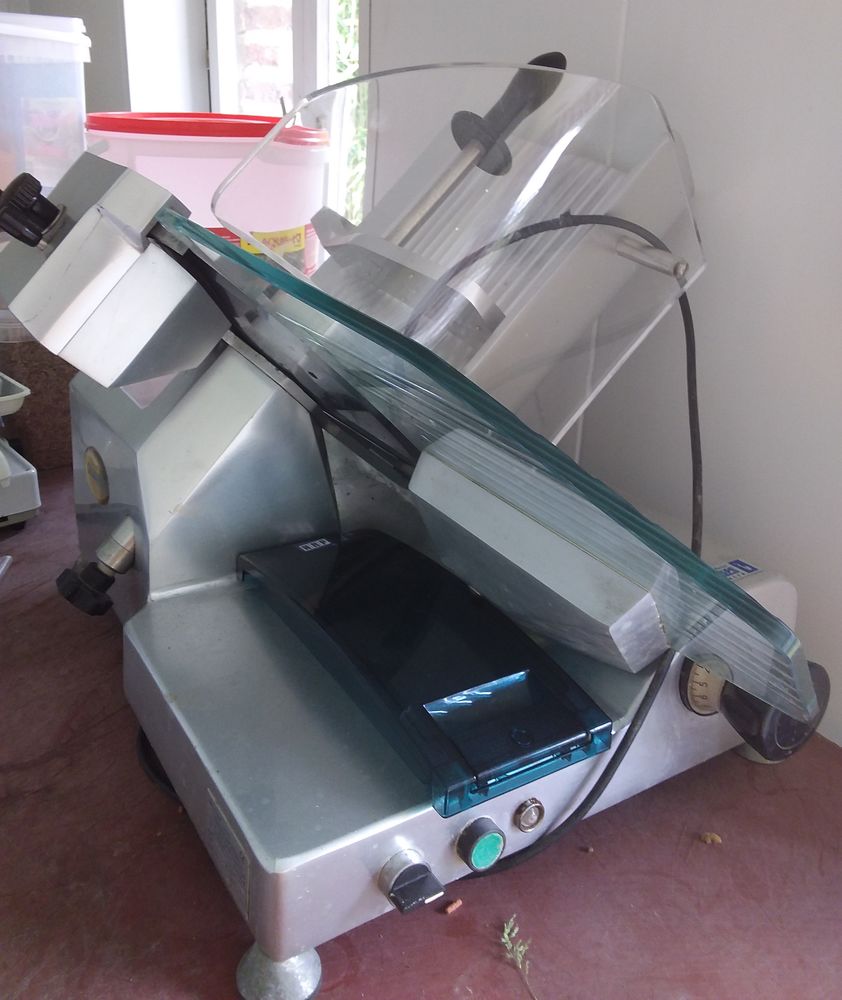MACHINE A TRANCHER 370 Crespin (59)